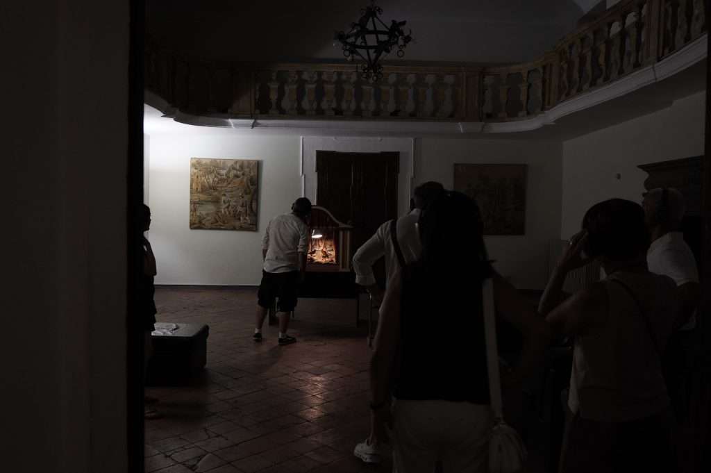 Kilowatt Festival 2026, LA CASA MISTERIOSA LASSÙ NELLA NEBBIA, Bosetti/Cuocolo, il pubblico in attesa di entrare - ph. Luca Del Pia