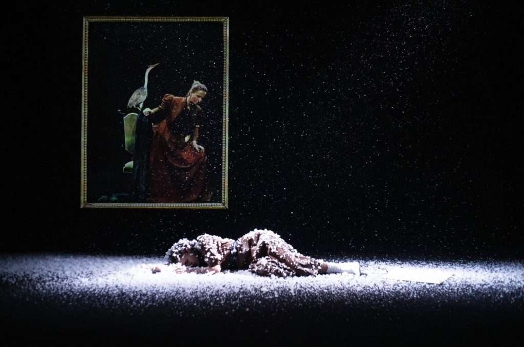 FRANKENSTEIN: il dialogo tra Maria Laura Palmieri (in scena) e Giuditta Mengucci (in video)-foto di Luca Del Pia