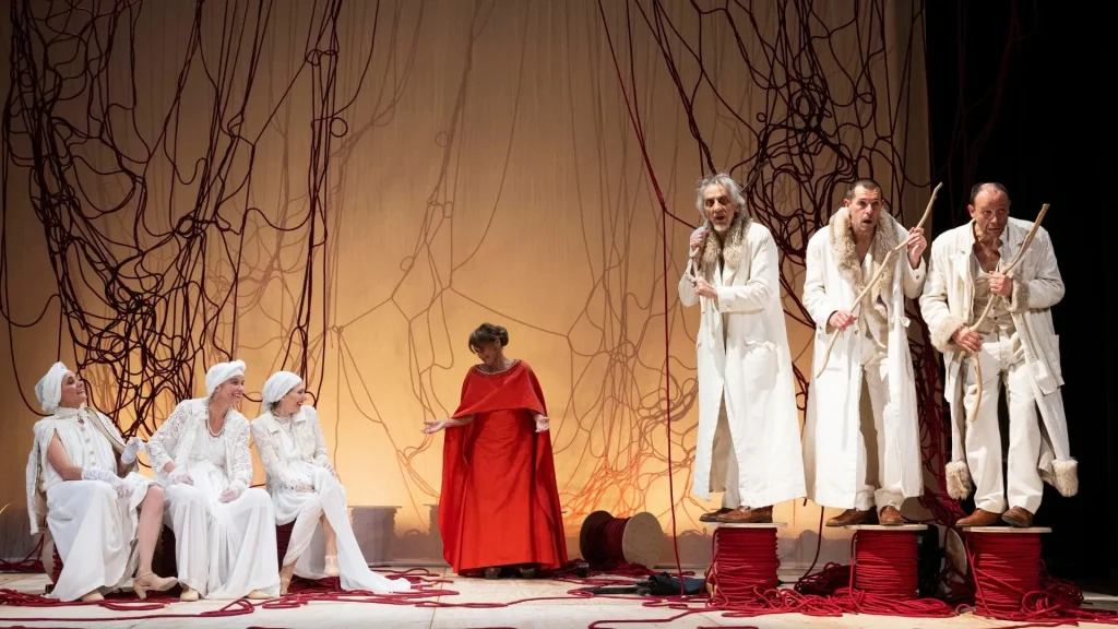 I due semicori di LISISTRATA - foto di Serena Serrani