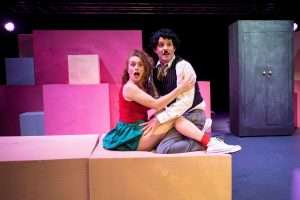 Scopri di più sull'articolo LA PULCE NELL’ORECCHIO @ Teatro Politeama Pratese: personaggi in cerca di felicità