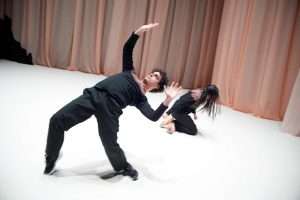 Scopri di più sull'articolo L’INFINITO CARNALE @ Teatro Metastasio: nel deserto di resurrezione di Claudia Castellucci