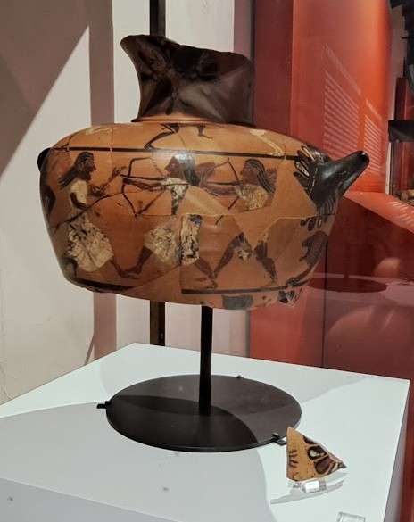 Veder Greco in Etruria. esposizione dell'idria appartenente al Museo del Louvre - collezione Marchese Campana - e il frammento ritrovato che ne attribuisce la provenienza esatta.
